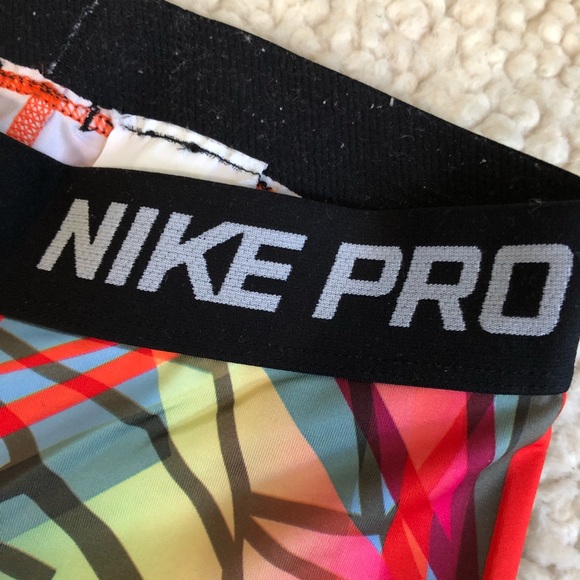 NikePro Pattern Crop Leggings, Limited Ed. Pattern - Picture 2 of 3